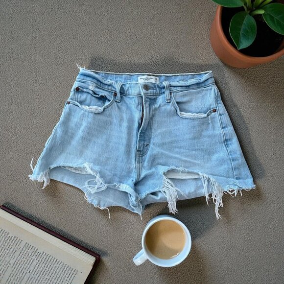 ABERCROMBIE & FITCH Light Wash HIgh Rise Mom Shorts Size 28 / US 6 - Picture 1 of 8